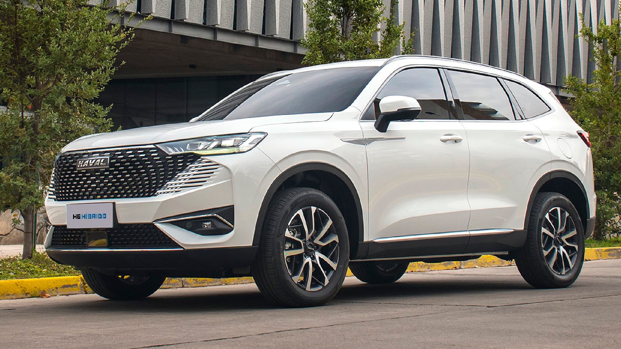 Vista frontal de Haval H6 HEV hibrido blanco en parqueadero